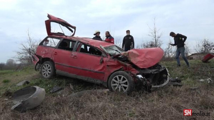 Avusturya plakalı araba Karasu'da kaza yaptı! Biri bebek 4 kişi yaralandı