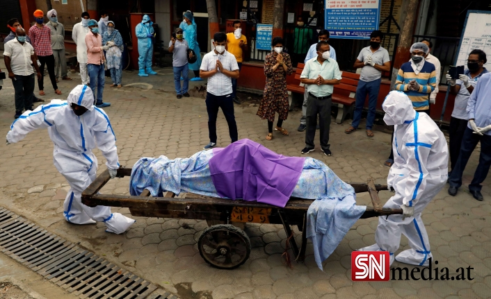 Sağlık sistemi çöken Hindistan'da iki kardeş annelerinin cansız bedenini motosikletle 400 kilometre taşıdı