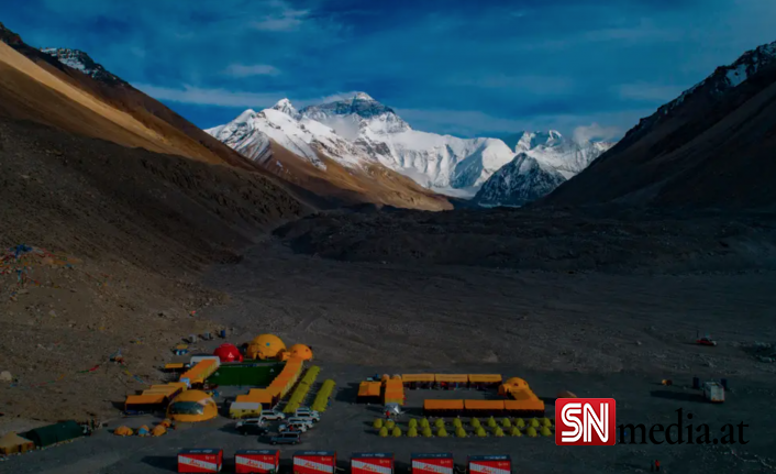 Kovid hastalarına oksijen yetiştiremeyen Nepal'den Everest'e tırmanan dağcılara 'boşalan tüpleri aşağı indirin' çağrısı