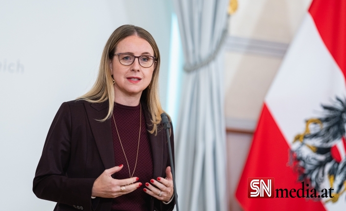 Ekonomi Bakanı Schramböck zorunlu aşılamadan yana