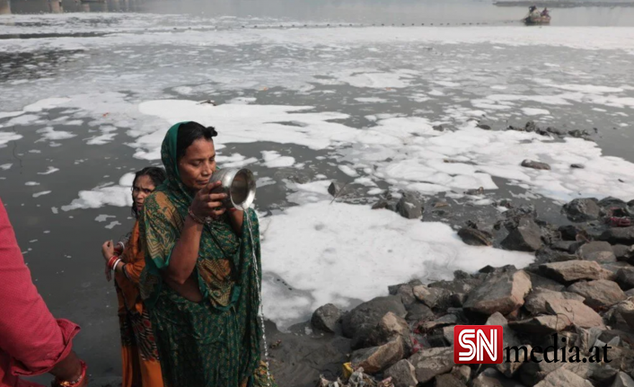 Hindistan'da Yamuna Nehri zehirli köpükle kaplandı