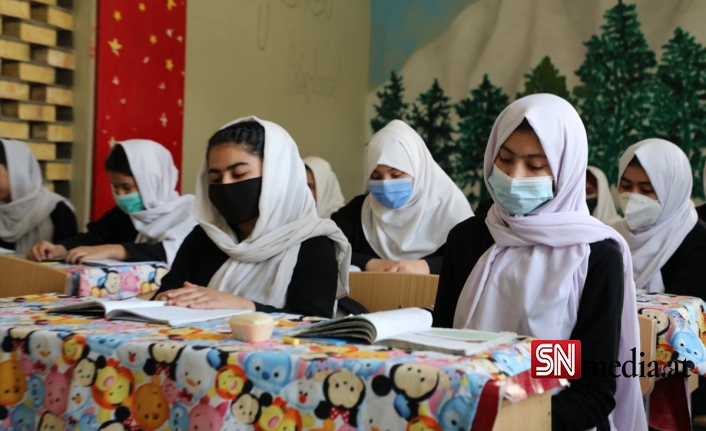 Taliban kızlara okulları birkaç saatliğine açıp tekrar kapattı