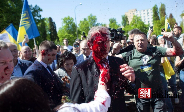 Rusya'nın Varşova Büyükelçisi Andreev'e kırmızı boyalı protesto