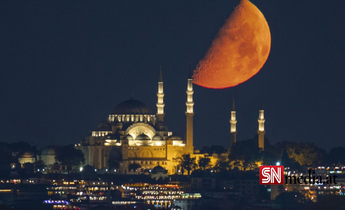 İstanbul'da "yarım ay" hayran bıraktı