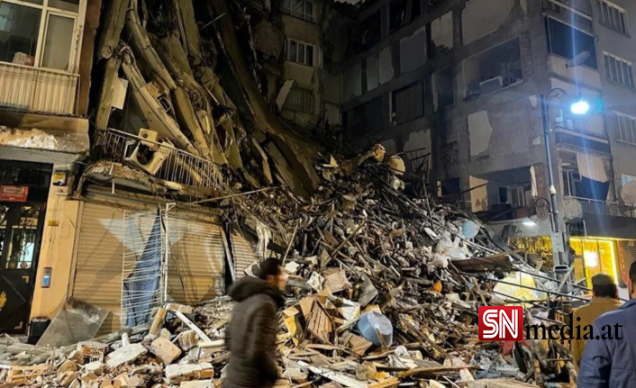Türkiye'deki 7,4 büyüklüğündeki deprem dünya basınının manşetlerinde