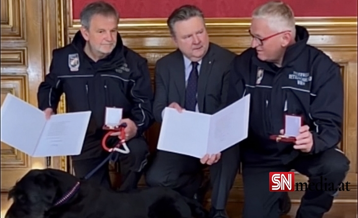 Viyana Belediye Başkanı, Deprem Operasyonuna Katılan Kurtarma Köpeği Bakıcılarına Madalya Takdim Etti