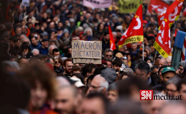 Fransızlar, Cumhurbaşkanı Macron'un emeklilik reformunu protesto etmek için yine sokakta